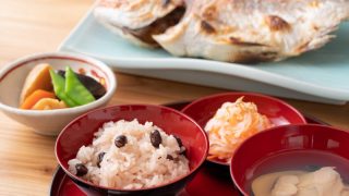 お食い初めはいつまでに行うべき やり方や必要なものについて解説 ふぉとるプラス 写真がもっと好きになる総合webメディア お食い初めはいつまでに行うべき やり方や必要なものについて解説 ふぉとるプラス 写真がもっと好きになる総合webメディア