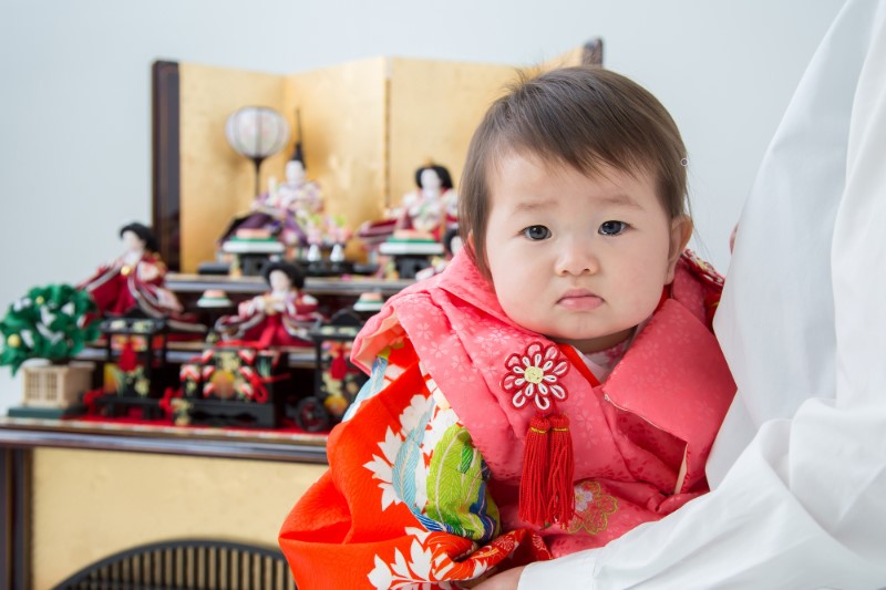 女の子の初節句はどんな服装にすればいい ひな祭りにおすすめの服装 ふぉとるプラス 写真がもっと好きになる総合webメディア