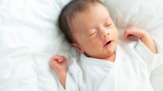 ニューボーンフォトをセルフで撮りたい方必見 撮影方法や道具を紹介 ふぉとるプラス 写真がもっと好きになる総合webメディア ニューボーンフォトをセルフで撮りたい方必見 撮影方法や道具を紹介 ふぉとるプラス 写真がもっと好きになる総合webメディア