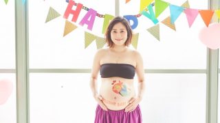 マタニティフォトをセルフで撮影する方法とは おしゃれアイデアも紹介 ふぉとるプラス 写真がもっと好きになる総合webメディア マタニティフォトをセルフで撮影する方法とは おしゃれアイデアも紹介 ふぉとるプラス 写真がもっと好きになる総合webメディア