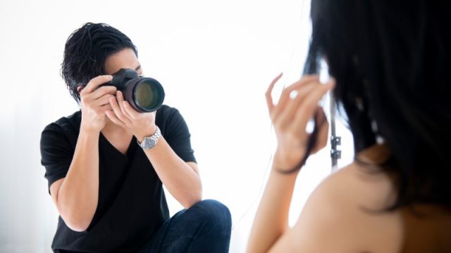 フォトグラファー カメラマンとは 仕事内容や種類を徹底的に紹介 ふぉとるプラス 写真がもっと好きになる総合webメディア フォトグラファー カメラマンとは 仕事内容や種類を徹底的に紹介 ふぉとるプラス 写真がもっと好きになる総合webメディア
