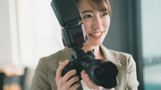 フォトグラファーやカメラマンにおすすめの服装紹介 黒が正解ではない ふぉとるプラス 写真がもっと好きになる総合webメディア フォトグラファーやカメラマンにおすすめの服装紹介 黒が正解ではない ふぉとるプラス 写真がもっと好きになる総合webメディア