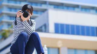 フォトグラファーやカメラマンにおすすめの服装紹介 黒が正解ではない ふぉとるプラス 写真がもっと好きになる総合webメディア フォトグラファーやカメラマンにおすすめの服装紹介 黒が正解ではない ふぉとるプラス 写真がもっと好きになる総合webメディア