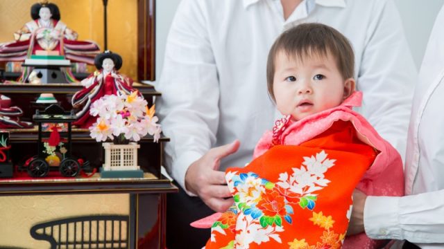 女の子の初節句はどんな服装にすればいい ひな祭りにおすすめの服装 ふぉとるプラス 写真がもっと好きになる総合webメディア 女の子の初節句はどんな服装にすればいい ひな祭りにおすすめの服装 ふぉとるプラス 写真がもっと好きになる総合webメディア