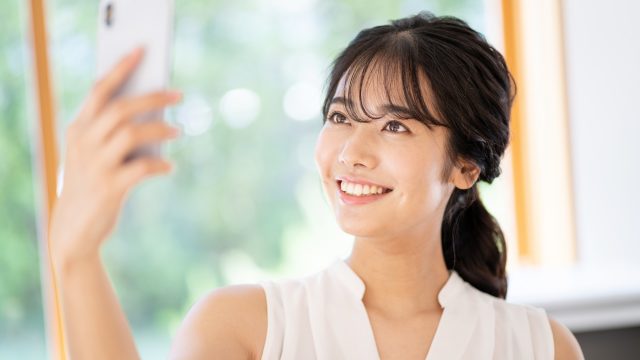 プロフィール写真を自撮りできれいに撮影する方法とは プロフ写真は超重要 ふぉとるプラス 写真がもっと好きになる総合webメディア