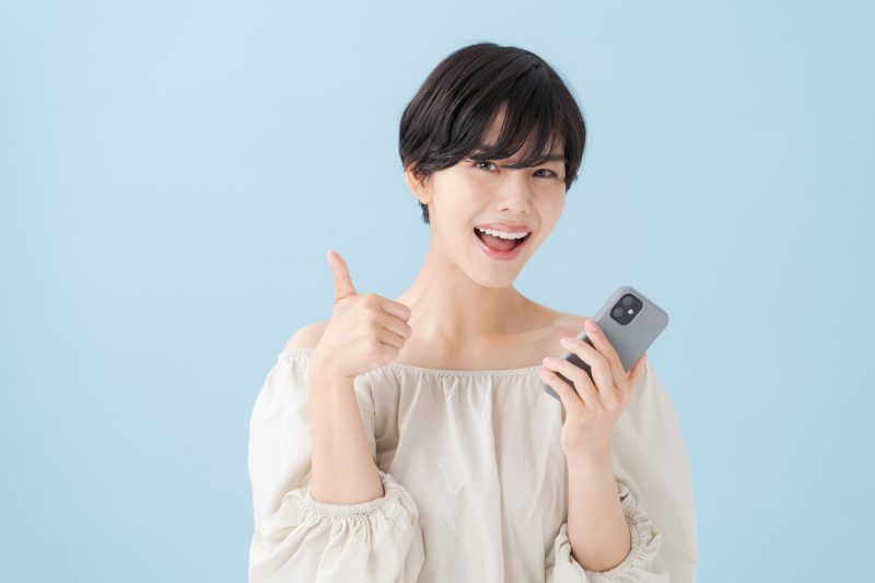 スマホ/女性/グッドサイン