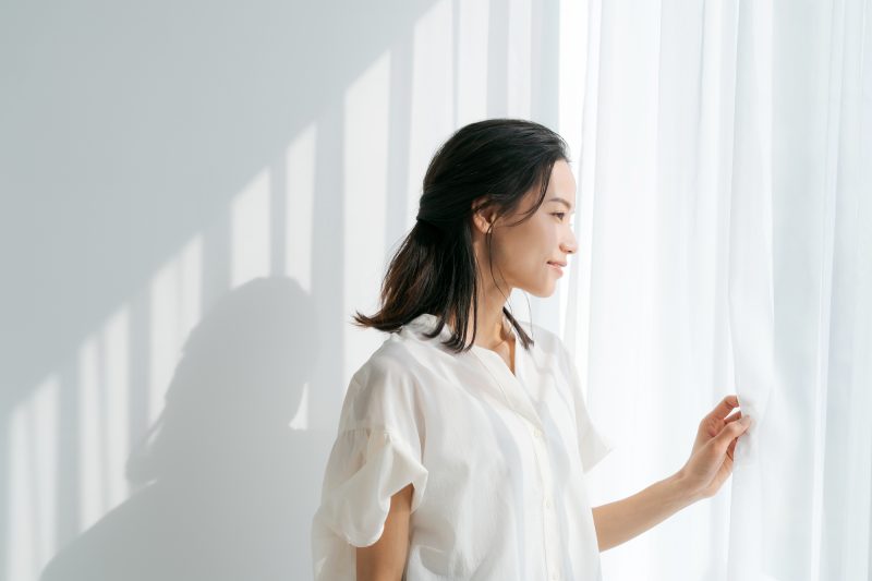 女性/カーテン
