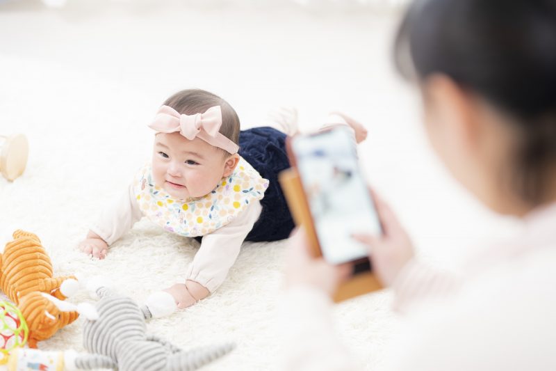 赤ちゃんの写真を上手く撮るアイデアを紹介 記念写真を思い出にしよう ふぉとるプラス 写真がもっと好きになる総合webメディア 赤ちゃんの写真を上手く撮るアイデアを紹介 記念写真を思い出にしよう ふぉとるプラス 写真がもっと好きになる総合webメディア