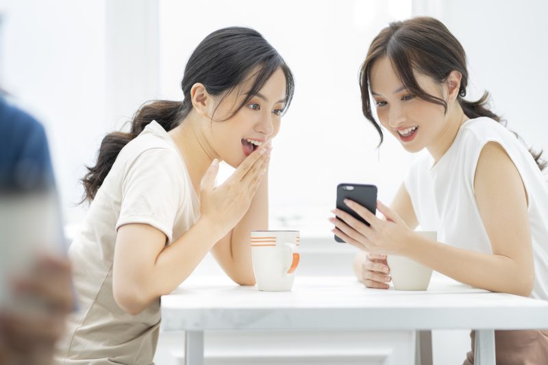 女性/会話/スマホ