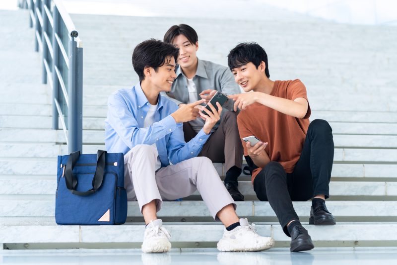 男性/大学生/スマホ/友達
