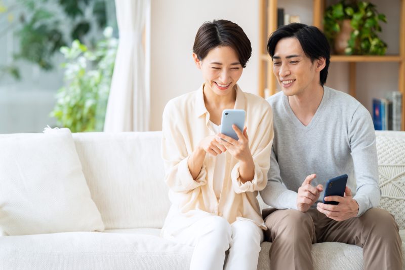 スマホ/夫婦/笑顔