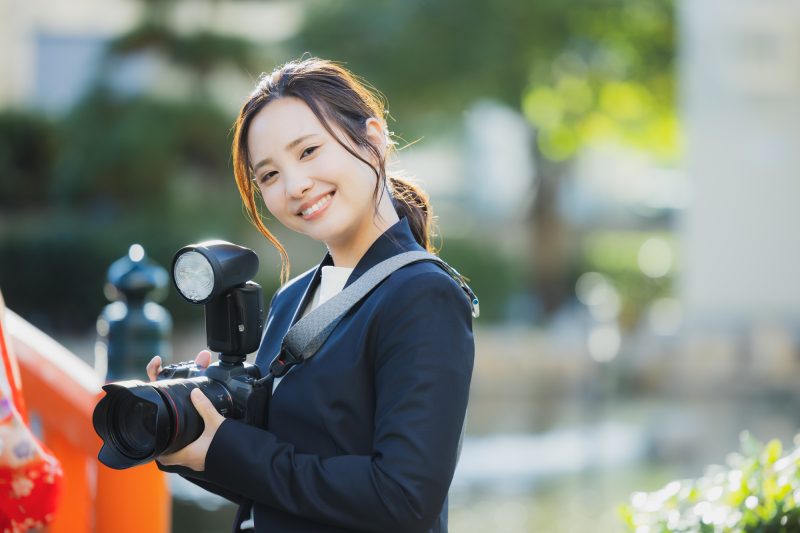 出張撮影の女性カメラマン