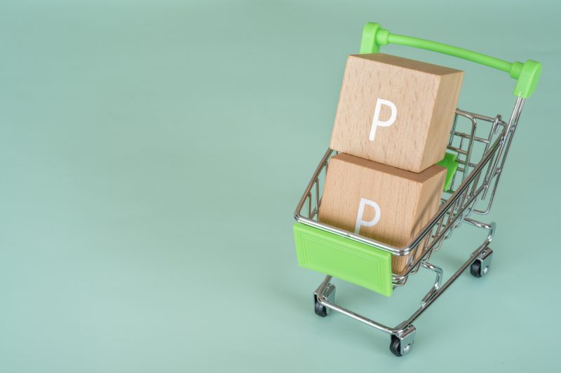 買い物でポイントを貯める｜ショッピングカートと「P」と書かれた積み木