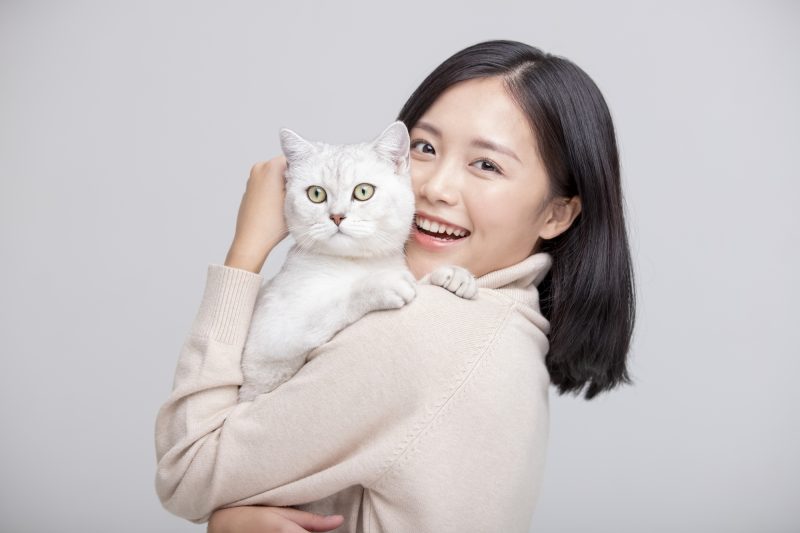 猫と女性