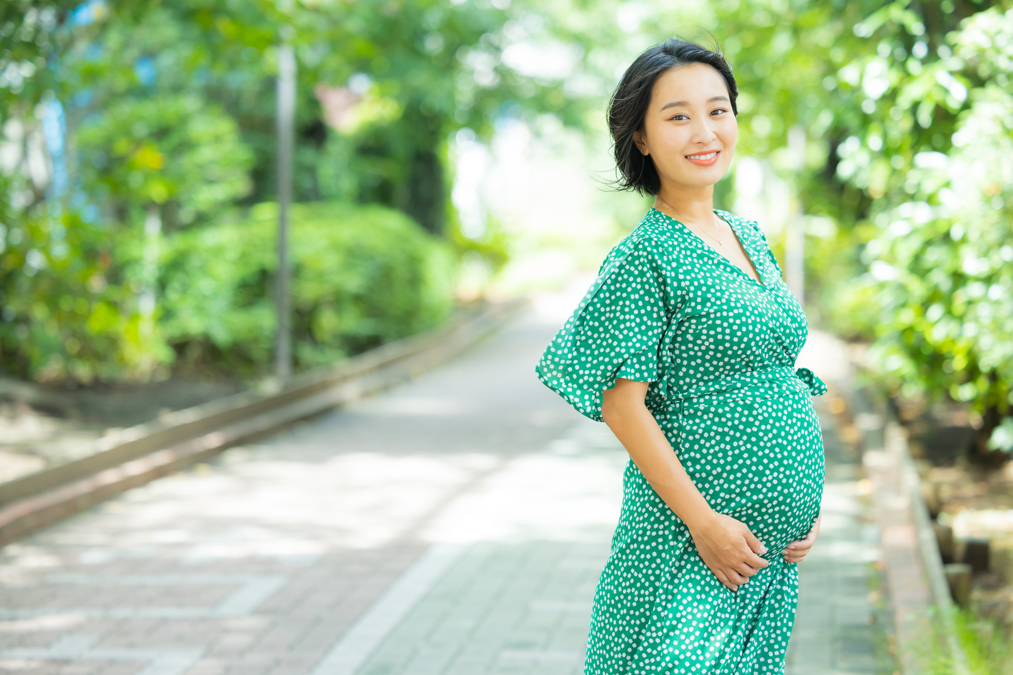 緑道を歩く妊婦さん