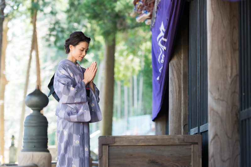 お寺/参拝/お参り/女性/着物