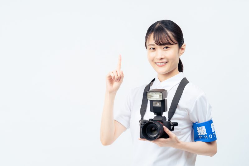 カメラマン/女性/フォトグラファー/業者/指差し/笑顔